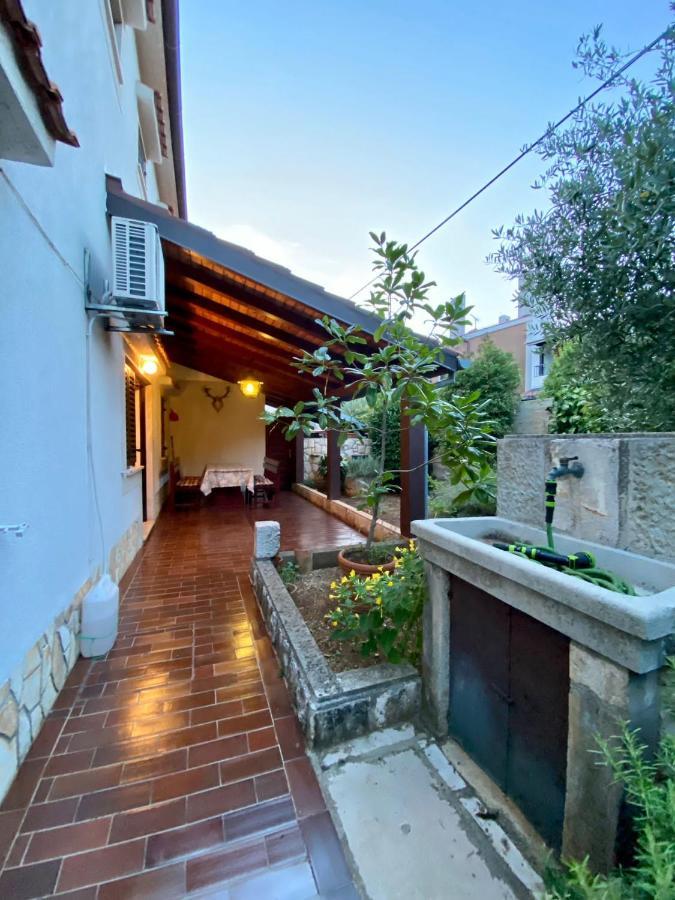 Apartmani Zora Cres Exterior photo